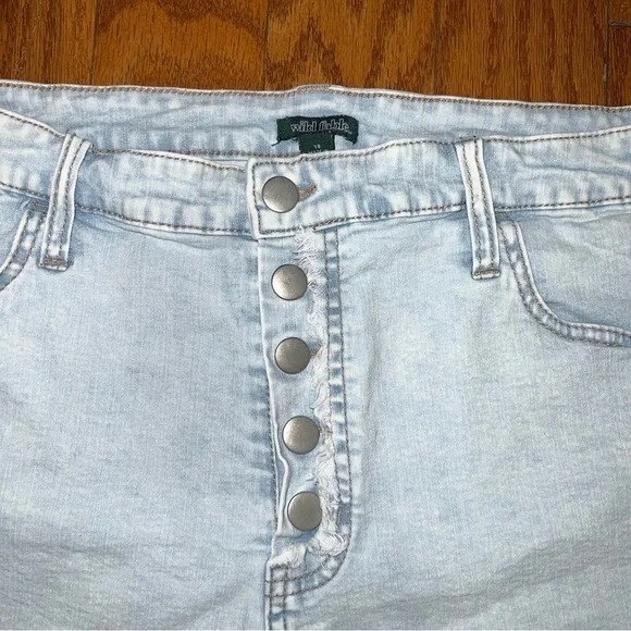 Wild Fable Light Wash Full Button Fly Raw Hem Shorts Size 18 - Picture 3 of 8